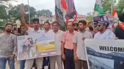 जगदीशपुर: भागलपुर में व्यावसायिक विमान सेवा शुरू करने की मांग को लेकर कांग्रेस कमेटी के कार्यकर्ताओं का प्रदर्शन
