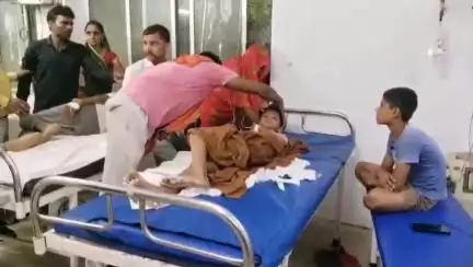 महोबा: मकरबई गांव में 11 हजार हाई टेंशन लाइन के करंट की चपेट में आकर झुलसा किशोर, डॉक्टर ने हायर सेंटर किया रिफर
