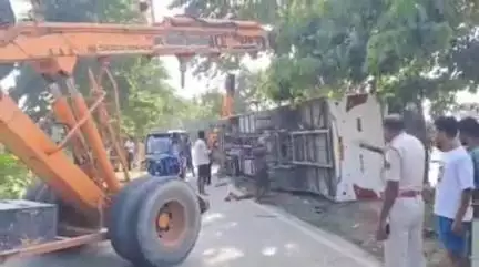 कदवा: रीगा नदी के पास बारात बस पलटने से करीब एक दर्जन लोग घायल