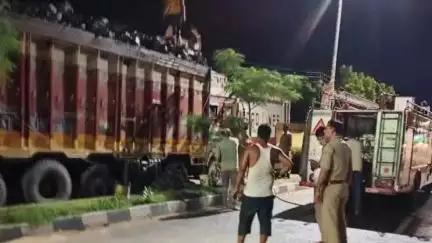 नौतनवा: सोनौली के काली मंदिर के पास कोयले की ट्रक में लगी आग, अग्निशमन कर्मियों ने आग पर पाया काबू