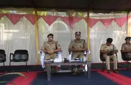 शोहरतगढ़: पुलिस महानिरीक्षक ने पुलिस लाइन में ज्वाइनिंग ट्रेनिंग कोर्स के लिए आए प्रशिक्षुओं से की वार्ता