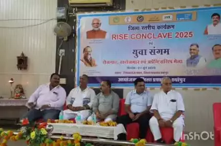 श्योपुर: निजी कंपनियों ने 61 युवाओं को दिए नौकरी पत्र, निषादराज भवन में युवा संगम रोजगार मेले का आयोजन