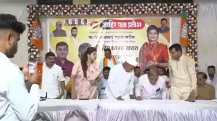 चिखली: चिखलीत काँग्रेसला भगदाड माजी नगर सेवकासह शेकडो कार्यकर्त्यांचा भाजपमध्ये प्रवेश