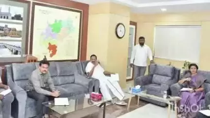 வாலாஜா: ஆட்சியர் அலுவலகத்தில் ஆலோசனைக் கூட்டம் அமைச்சர் மாவட்ட ஆட்சியர் பங்கேற்பு