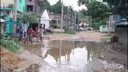 गोड्डा: मुफस्सित थाना मुख्य सड़क से सरकंडा मस्जिद तक जलजमाव से ग्रामीण परेशान