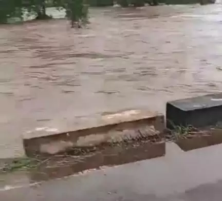 ओडगी: सूरजपुर जिले के चांदनी बिहारपुर क्षेत्र में मूसलाधार बारिश से बरना नदी में तूफान, पुल के ऊपर पानी आने की संभावना