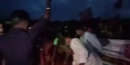 കൊല്ലം: തെരുവ് വിളക്കുകൾ കത്തുന്നില്ല, ഓലയിൽകടവ് പാലത്തിൽ ചൂട്ടുകറ്റ കത്തിച്ച് ബി.ജെ.പി പ്രതിഷേധം