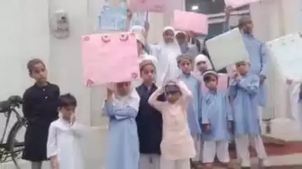 झांसी: फिल्टर रोड स्थित बावर्चियन मस्जिद पर मोहर्रम के नए साल पर मदरसे के बच्चों ने दी मुबारकबाद, राहगीरों को वितरित किए फल