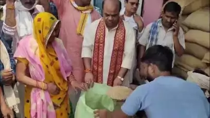 दतिया: ग्राम तरगुवां में निःशुल्क अनाज वितरण कार्यक्रम आयोजित, पूर्व विधायक ने किया अनाज वितरित