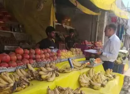 भीटी: बाजार में बिकते मिले सड़े-गले प्रदूषित फल, खाद्य सुरक्षा टीम ने छापा मारकर नष्ट किए 48 दर्जन केले और 70 किलो आम