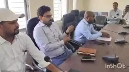 मधेपुर: मधेपुर ब्लॉक के सभागार में बीएलओ व बीएलओ सुपरवाइजर का प्रशिक्षण तीन शिफ्ट में आयोजित किया गया