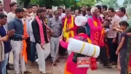 राजसमंद: राजसमंद के नौगामा से अयोध्या के लिए पैदल रवाना हुए तीन श्रद्धालु, किन्नर गुरु पारसमणि ने दिया आशीर्वाद