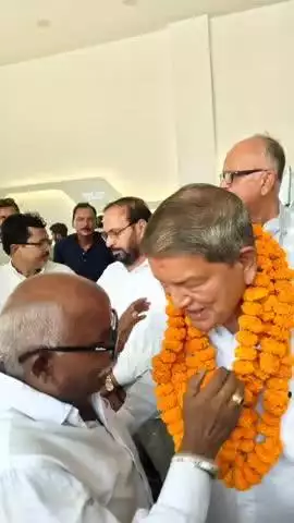 काशीपुर: पूर्व मुख्यमंत्री हरीश रावत ने बाजपुर रोड स्थित एक कार्यालय में कांग्रेसी कार्यकर्ताओं से की मुलाकात