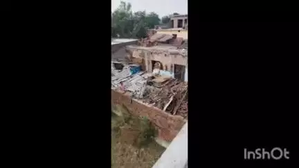 मीरगंज: गांव गोरा लोकनाथपुर में घर में सो रहे परिवार के सदस्य पर ऊपर गिरी खपरैल, पांच लोग घायल