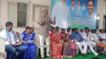 నరసాపురం: వైసీపీ జిల్లా అధ్యక్షులు ప్రసాద్ రాజు అధ్యక్షతన నరసాపురం మండల వైసీపీ కార్యకర్తల సమావేశం