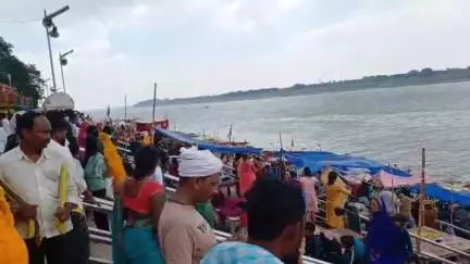 बक्सर: आद्रा स्नान के लिए रामरेखा घाट पर उमड़ी भारी भीड़, गंगा स्नान के बाद किया दान-पुण्य