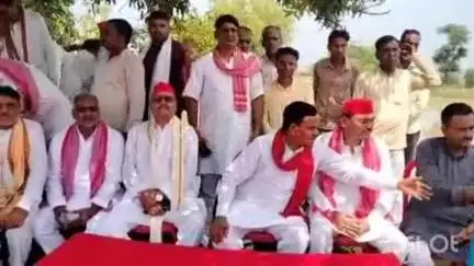 नरैनी: समाजवादी पार्टी का प्रतिनिधि मंडल कालिंजर के मूड़ी गांव पहुंचा, मृतक युवक के परिजनों से की मुलाकात