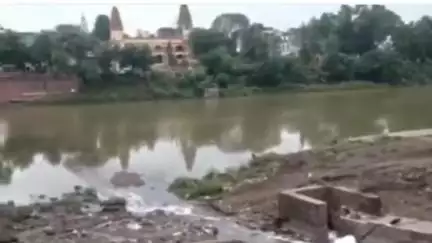 मंदसौर: ₹29 करोड़ की शिवरेज योजना में भ्रष्टाचार, पशुपतिनाथ मंदिर के सामने निर्माण कार्य के नाले टूटे