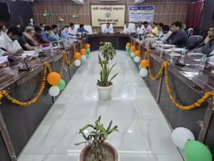 उरई: उरई रानी लक्ष्मी बाई सभागार में डीएम ने की बैठक, बैंकों के ऋण संबंधी चर्चा की और दिशा-निर्देश दिए