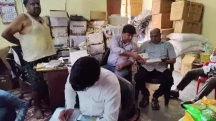 शाहजहांपुर: खाद्य विभाग की टीम ने बरेली मोड़ पर अयांशी इंटरप्राइजेज पर छापा मारा, भारी मात्रा में नकली मसाले बरामद