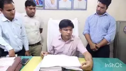 संभल: डीएम राजेंद्र पैसिया ने तहसील एसडीएम कोर्ट में निरीक्षण किया, अधिकारियों को लंबित काम हल करने के निर्देश दिए