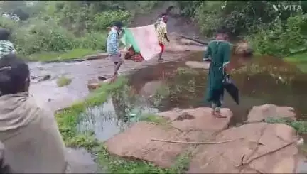 କୋଟପାଡ: କୁସୁମବଟା ଗ୍ରାମରେ ଅଭବନୀୟ ଘଟଣା, ଗର୍ଭବତୀଙ୍କୁ ଖଟିଆରେ ବହି ନେଉଥିବା ସମୟରେ ମଝି ରାସ୍ତାରେ ଶିଶୁ କନ୍ୟା ଜନ୍ମ ଦେଲେ