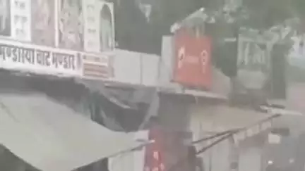श्रीमाधोपुर: श्रीमाधोपुर कस्बे में तेज बारिश के बाद जल भराव, दुकानों और मकानों में घुसा बरसात का पानी