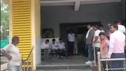 मोहनिया: सामुदायिक स्वास्थ्य केंद्र दुर्गावती के गार्ड को पेमेंट कम मिलने की सूचना पर श्रम विभाग की टीम जांच के लिए पहुंची