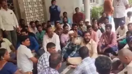 హిమాయత్ నగర్: GHMC ప్రధాన కార్యాలయం వద్ద పారిశుద్ధ్య విభాగంలోని డ్రైవర్లు వేతనాలు చెల్లించాలని ఆందోళన