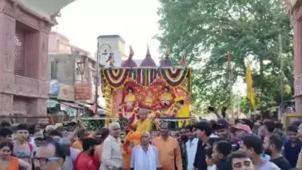 मथुरा: कान्हा की नगरी मथुरा में श्री कृष्ण जन्म स्थान से निकली भगवान जगन्नाथ की रथ यात्रा का जगह-जगह पुष्प वर्षा कर हुआ स्वागत