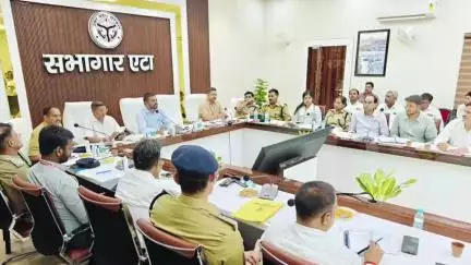 एटा: आगामी त्यौहारों को लेकर जिला अधिकारी की अध्यक्षता में कलेक्टेट सभागार में जनपद स्तरीय शांति समिति की बैठक आयोजित की गई