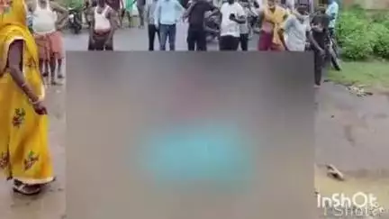जैतपुर: केशवाही चौकी क्षेत्र के धनौरा गांव में ट्रैक्टर की टक्कर से बाइक सवार 2 महिलाओं की हुई मौत