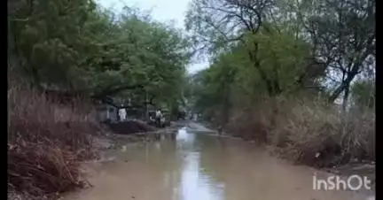 औसा: औसा तालुक्यातील बोरगाव-काळमाथा  रस्त्याला आले तळ्याचे स्वरूप,तहसीलदारच्या आदेशालाही मानायला तयार नाहीत शेतकरी
