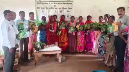 सारठ: बहादुरपुर गांव में 94 लाभुकों को खाद, बीज व पौधों का वितरण, कृषि विभाग करेगा पोषण वाटिका का निर्माण