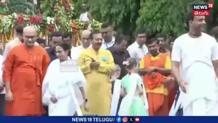 Mamata Banerjee Performs Ritual at Rath Yatra | జగన్నాథుడి రథయాత్రలో చీపురు పట్టిన మమత బెనర్జీ |N18V
