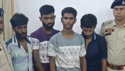 মোহনপুর: অটো গাড়িতে তল্লাশি চালিয়ে ফেনসিডিল ও ব্রাউন সুগার সহ চারজনকে গ্রেফতার করে এডি নগর থানার পুলিশ