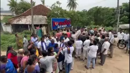 తణుకు: ఆరవల్లిలో ఉద్రిక్తత, మాలలపై మాదిగల దాడిలో బాధితులను పరామర్శించిన రిపబ్లికన్ పార్టీ ఆఫ్ ఇండియా రాష్ట్ర అధ్యక్షులు ప్రసాద్