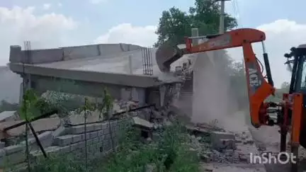 रेवाड़ी: रेवाड़ी में अवैध निर्माण पर चला बुलडोजर, 5 एकड़ में बने 15 डीपीसी, चारदीवारी और सड़क तोड़ी