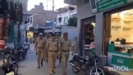 जानसठ: मीरापुर कस्बे में आगामी मोहर्रम पर्व के मद्देनज़र पुलिस फोर्स द्वारा किया गया फ्लैग मार्च, शांति माहौल की अपील