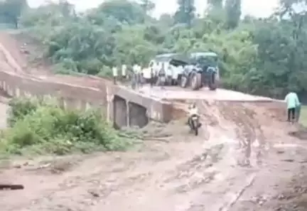 ଲାଞ୍ଜିଗଡ: କାଦୁଅ ପଚପଚ ସଲପାଙ୍ଗ ର ନବ ନିର୍ମିତ ପ୍ରଧାନମନ୍ତ୍ରୀ ଗ୍ରାମ୍ୟ ସଡ଼କ,ଯାତାୟାତ ପାଇଁ ଲୋକେ ହନ୍ତା ସନ୍ତ