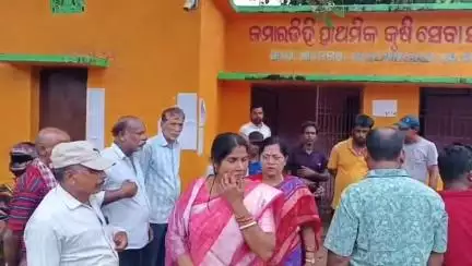 ବଡଚଣା: କମାରଢ଼ିହି ପ୍ରାଥମିକ କୃଷି ସମବାୟ ସମିତିରେ ଚାଷୀମାନଙ୍କ ଧାନ ନଯିବା ସମସ୍ୟା ସମ୍ପର୍କରେ ଚାଷୀଙ୍କୁ ଭେଟିଲେ ବିଜେପି ନେତ୍ରୀ