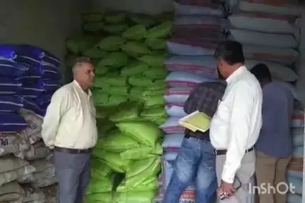 पोहरी: एसडीएम मोतीलाल अहिरवार ने किया औचक निरीक्षण, महंगा खाद बेचने वाले दुकानदार का गोडाउन किया सील