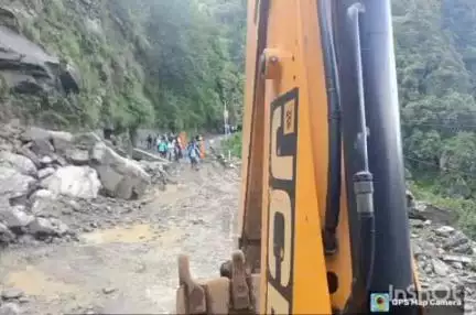 रुद्रप्रयाग: केदारनाथ धाम की ओर जाने वाला मार्ग सोनप्रयाग व गौरीकुण्ड के मध्य 2 जगहों पर निरंतर हो रहा अवरुद्ध