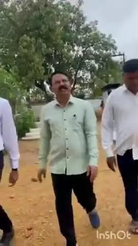 भंडारा: स्वप्नपूर्ती फाउंडेशनच्या वतीने खुर्शीपार येथील विद्यार्थ्यांना बॅगचे वाटप, वृक्षारोपण ; माजी खासदार मेंढे ऊपस्थिती