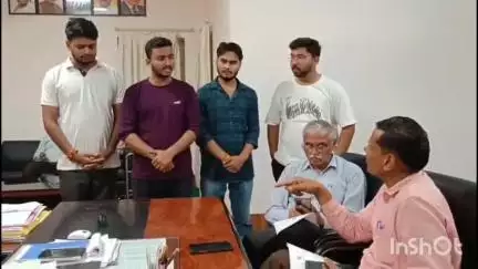 उज्जैन शहर: विक्रम विश्वविद्यालय परिसर में कर्मचारी ने छात्र पर तानी पिस्टल, छात्रों ने कार्रवाई की मांग को लेकर किया प्रदर्शन
