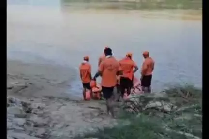 बलरामपुर: राप्ती नदी में ग्राम मझारी वांछिल की 19 वर्षीय युवती के डूबने की आशंका, एसडीआरएफ टीम दो दिन से चला रही रेस्क्यू ऑपरेशन