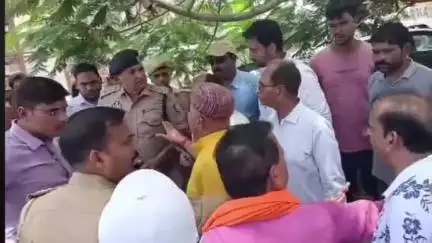 नौतनवा: नौतनवा कस्बे के सिद्धार्थनगर वार्ड में चहारदीवारी निर्माण रोकने के दौरान जमकर हुई नोकझोंक