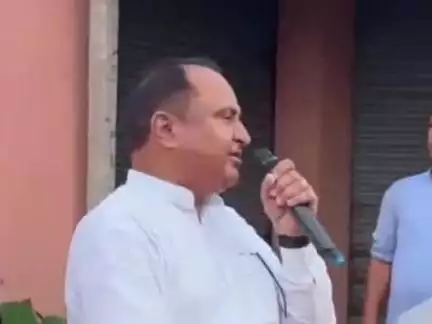 बहादुरगंज: बहादुरगंज विधायक अनजार नईमी ने बगीचा हाट में वक्फ संशोधन बिल के विरोध में सभा को संबोधित किया