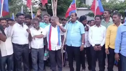 உளுந்தூர்பேட்டை: வட்டாட்சியர் அலுவலகம் முன்பு திடீரென கண்டன ஆர்ப்பாட்டத்தில் ஈடுபட்ட விசிகவினர்