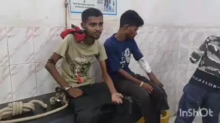 मधेपुरा: अरार थाने की पुलिस ने दो जख्मी शराब कारोबारियों को सदर अस्पताल में भर्ती कराया